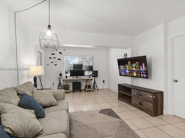 5844 Garfield St, Hollywood FL 33021