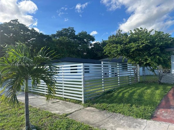 651 NE 172nd St, Miami FL 33162