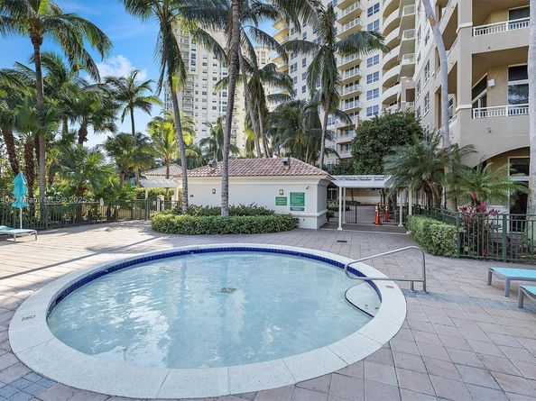 19501 W Country Club Dr 912, Aventura FL 33180