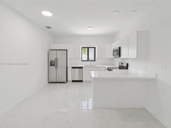 1844 NW 33rd St, Miami FL 33142