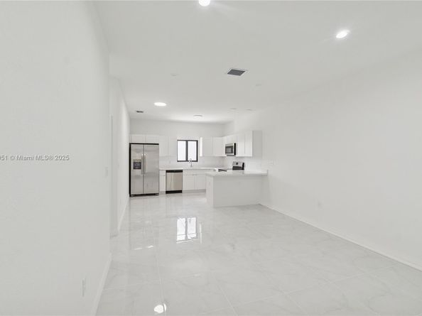 1844 NW 33rd St, Miami FL 33142