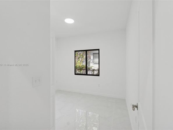 1844 NW 33rd St, Miami FL 33142