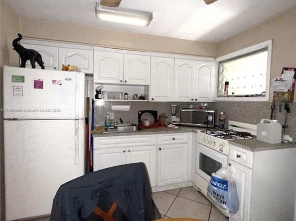 1835 SW 10th St, Miami FL 33135