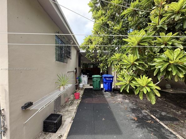 1835 SW 10th St, Miami FL 33135