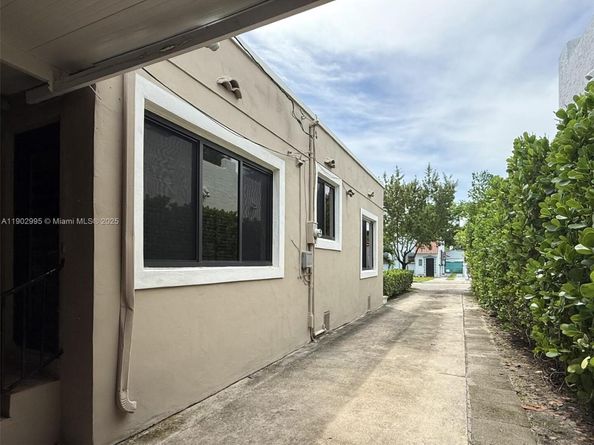 1835 SW 10th St, Miami FL 33135