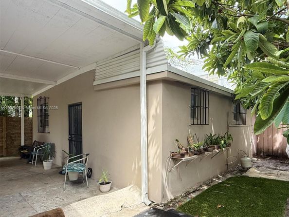 1835 SW 10th St, Miami FL 33135