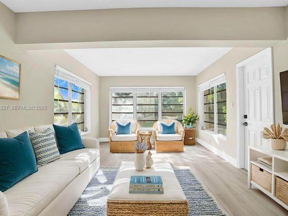 6844 SW 12th St, Pembroke Pines FL 33023