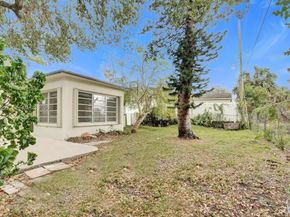 6844 SW 12th St, Pembroke Pines FL 33023