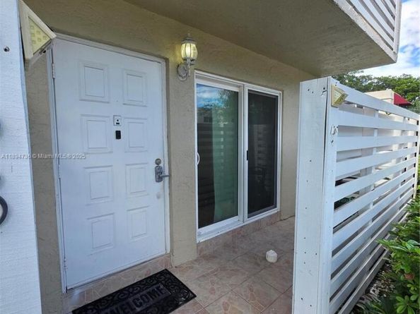 563 NW 98th Ave, Plantation FL 33324