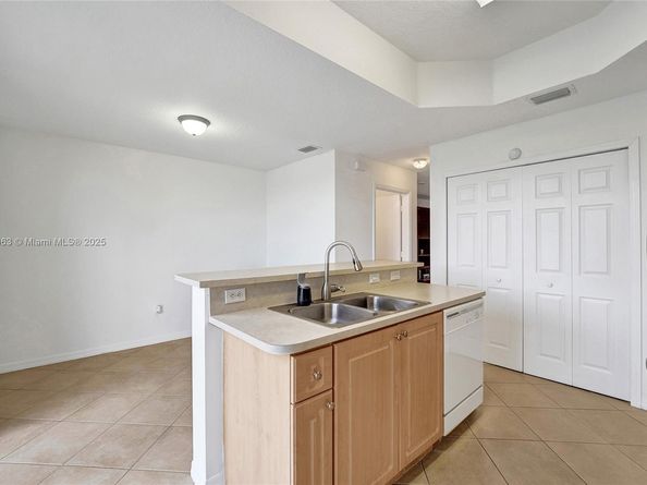 10607 SW 6th St 1006, Pembroke Pines FL 33025