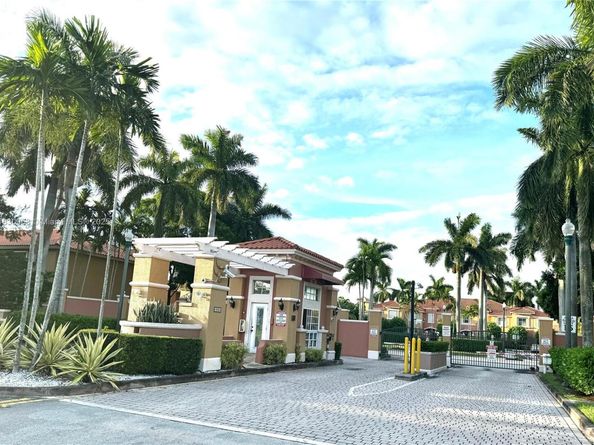 10607 SW 6th St 1006, Pembroke Pines FL 33025