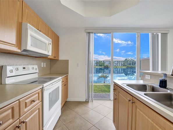 10607 SW 6th St 1006, Pembroke Pines FL 33025