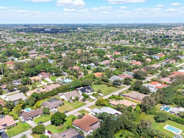 11521 NW 23rd St, Plantation FL 33323