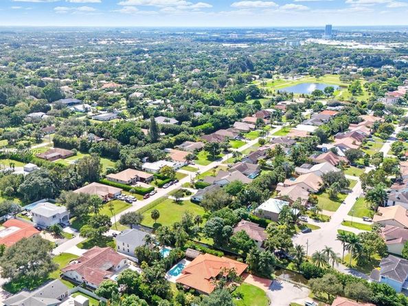 11521 NW 23rd St, Plantation FL 33323