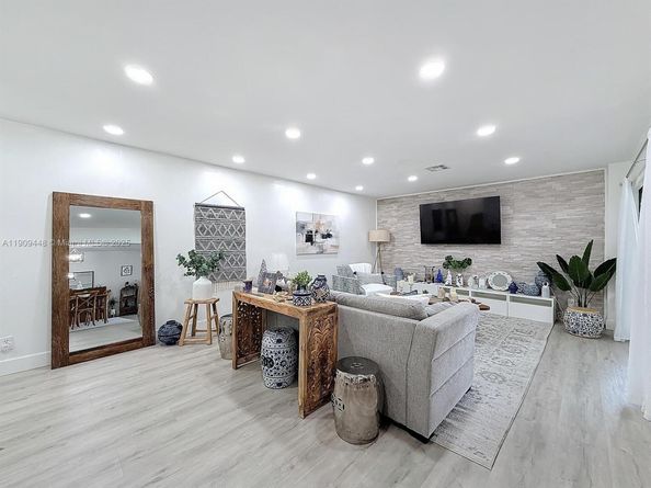 8117 NW 71st Ct, Tamarac FL 33321