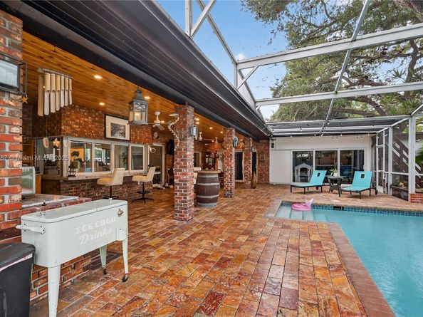 19901 NE 21st Ave, Miami FL 33179