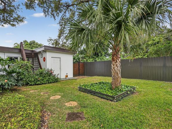 19901 NE 21st Ave, Miami FL 33179