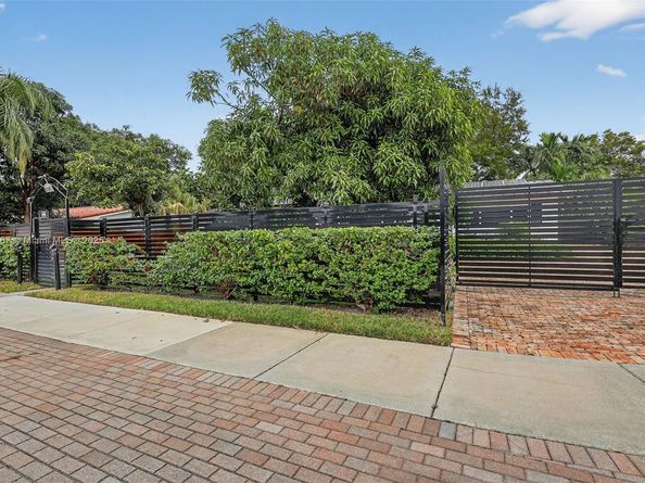 19901 NE 21st Ave, Miami FL 33179