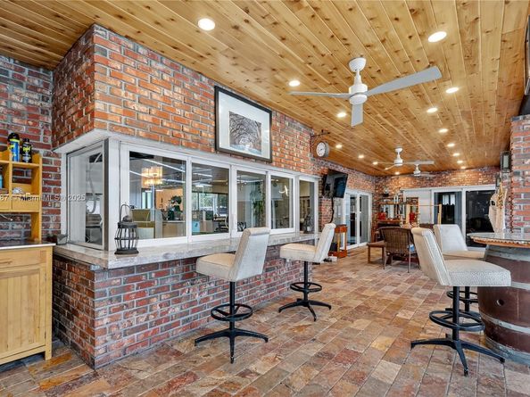 19901 NE 21st Ave, Miami FL 33179