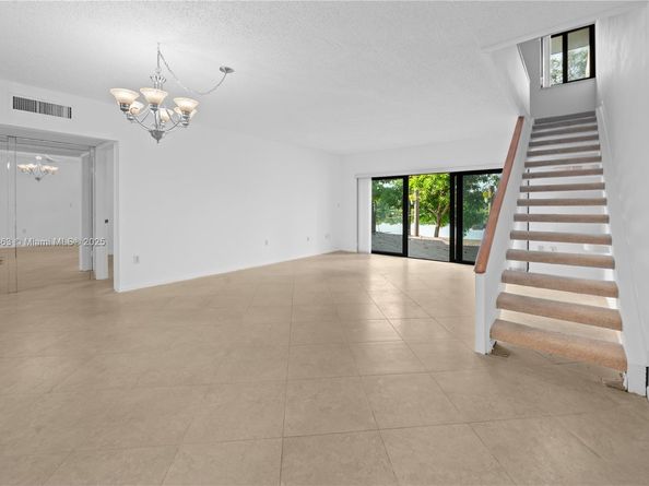 594 NE 199th Ter 4Y, Miami FL 33179