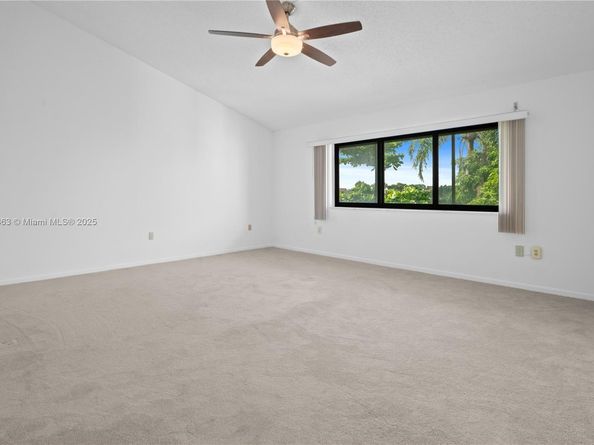 594 NE 199th Ter 4Y, Miami FL 33179