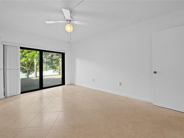 594 NE 199th Ter 4Y, Miami FL 33179