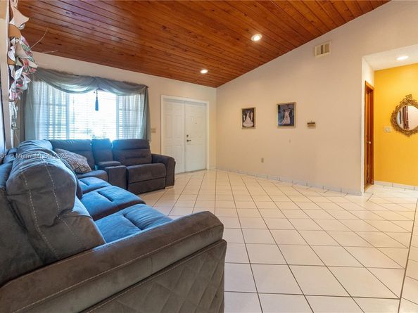 419 SW 136th Pl, Miami FL 33184