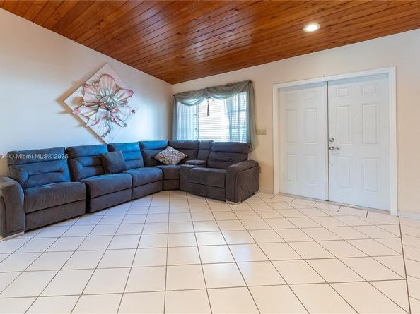 419 SW 136th Pl, Miami FL 33184