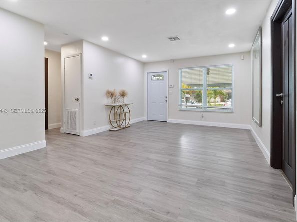 724 SW 4th Ct, Hallandale Beach FL 33009