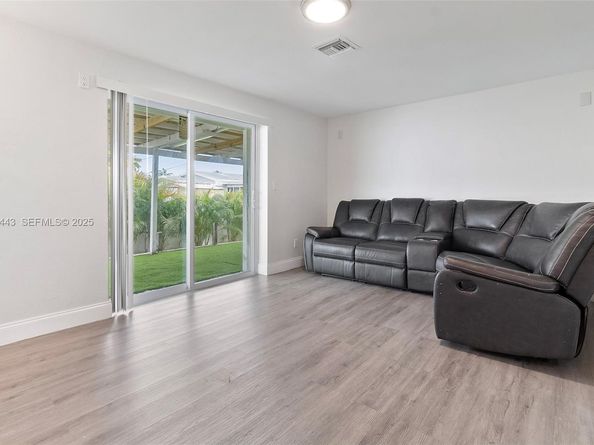 724 SW 4th Ct, Hallandale Beach FL 33009