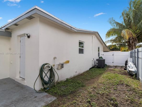 724 SW 4th Ct, Hallandale Beach FL 33009