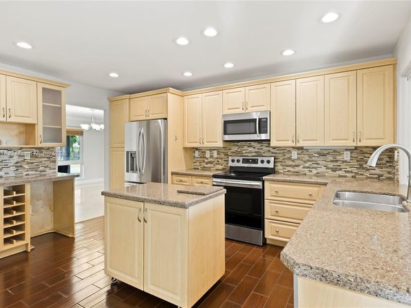6150 SW 7th St, Plantation FL 33317
