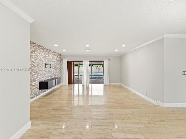 6150 SW 7th St, Plantation FL 33317