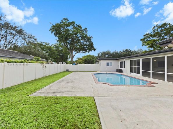 6150 SW 7th St, Plantation FL 33317