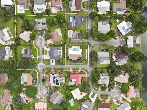 6150 SW 7th St, Plantation FL 33317
