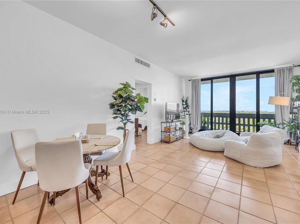 90 Edgewater Dr PH23, Coral Gables FL 33133