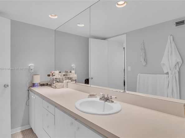 90 Edgewater Dr PH23, Coral Gables FL 33133