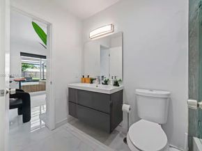 700 NW 9th Ct, Hallandale Beach FL 33009