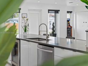 700 NW 9th Ct, Hallandale Beach FL 33009