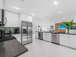 700 NW 9th Ct, Hallandale Beach FL 33009