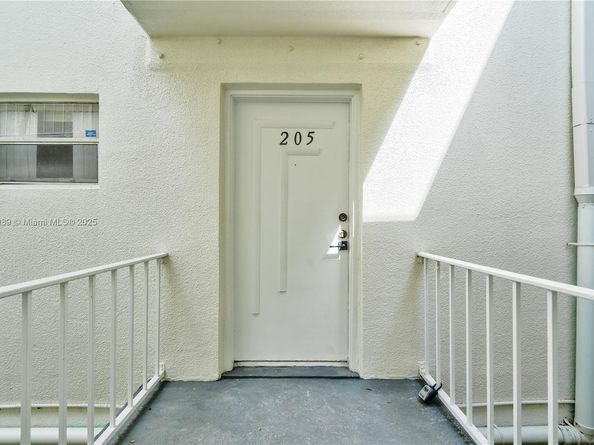 4205 N University Dr 205, Sunrise FL 33351