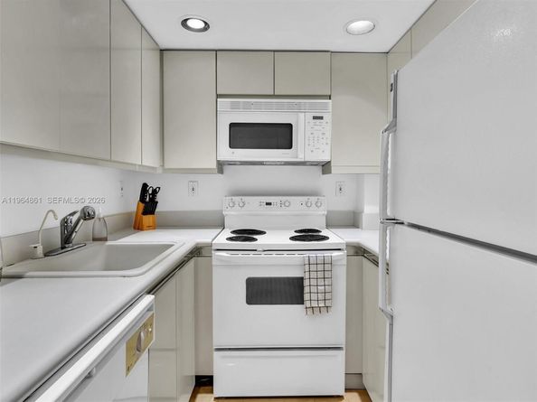 21150 Point Pl 305, Aventura FL 33180