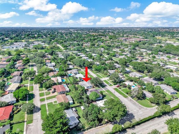 6828 NW 13th St, Plantation FL 33313