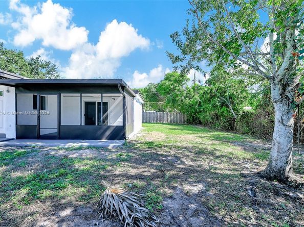 6828 NW 13th St, Plantation FL 33313