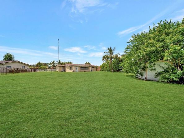 100 NW 208th St, Miami Gardens FL 33169