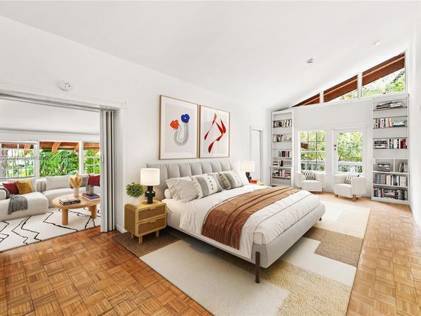 752 NW 7th St Rd, Miami FL 33136