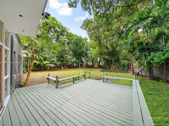 752 NW 7th St Rd, Miami FL 33136