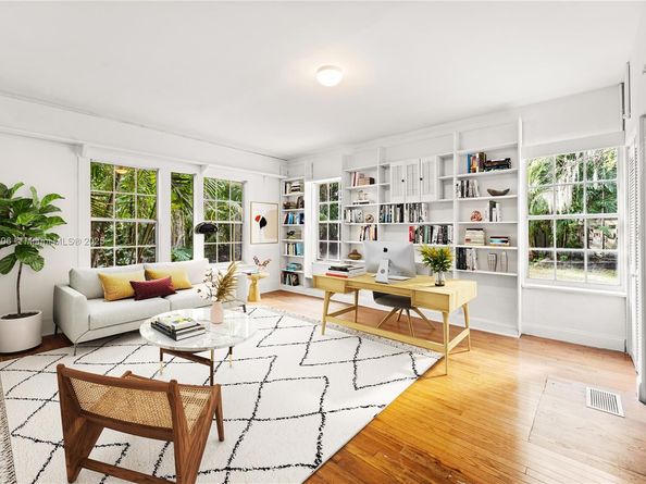 752 NW 7th St Rd, Miami FL 33136