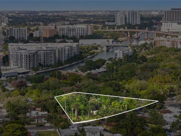 752 NW 7th St Rd, Miami FL 33136