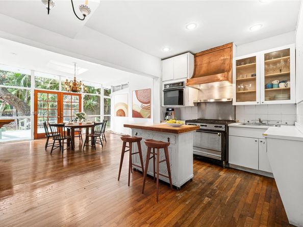 752 NW 7th St Rd, Miami FL 33136